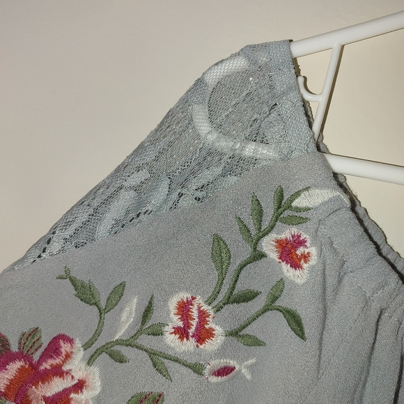 Umgee Grey Floral Embroidered Blouse, Size Small - Picture 3 of 6